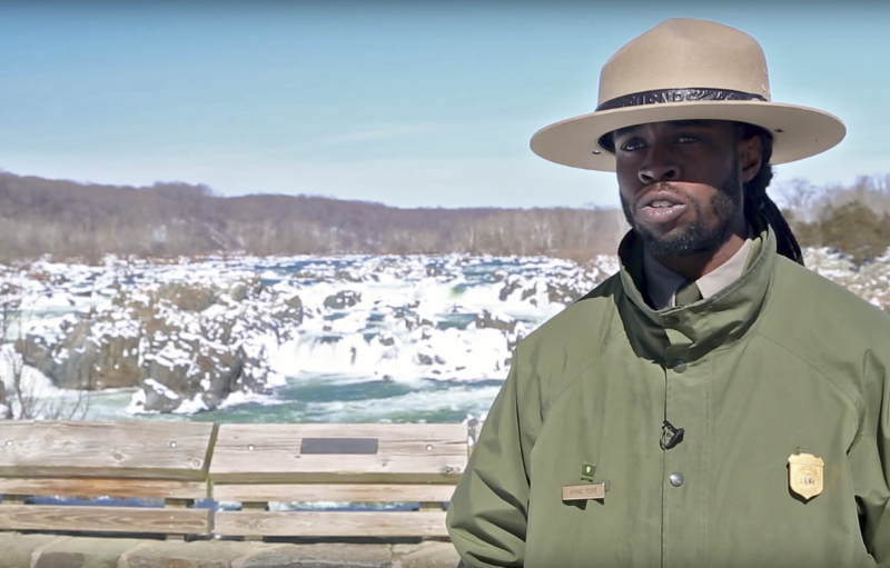 Ranger Ahmad Toure hablando en un Parque nacional de Great Falls cubierto de nieve