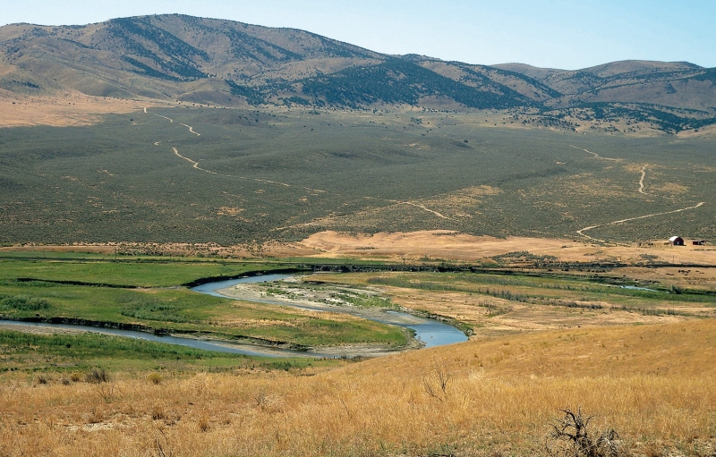 Río Humboldt corriendo a través de un valle en Nevada a lo largo del sendero histórico nacional de California