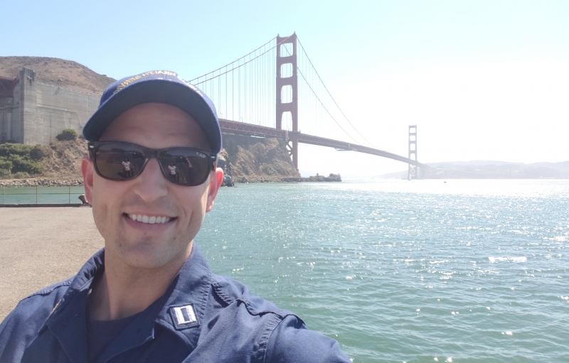 Selfie de LCDR Matt Kozler frente al puente Golden Gate en San Francisco, California