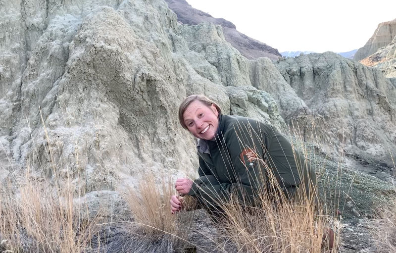 Melissa Nicolli identifica pasto en el Monumento Nacional John Day Fossil Beds