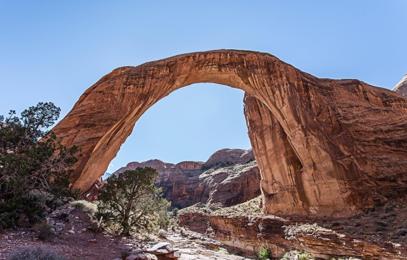 Arco natural tallado en roca roja.