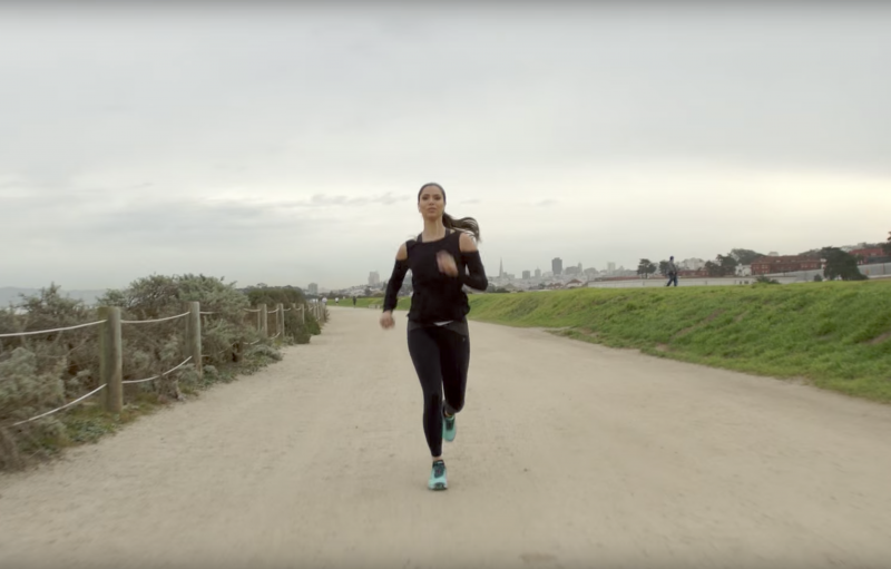 Roselyn Sánchez corriendo en la carretera asfaltada en Golden Gate National Recreation Area
