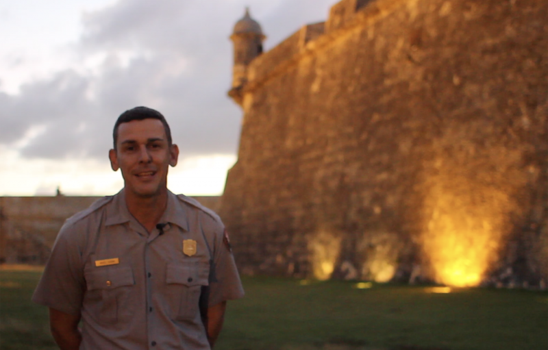 El coordinador de permisos especiales Angel Cuevas se encuentra afuera iluminado del NHS de San Juan