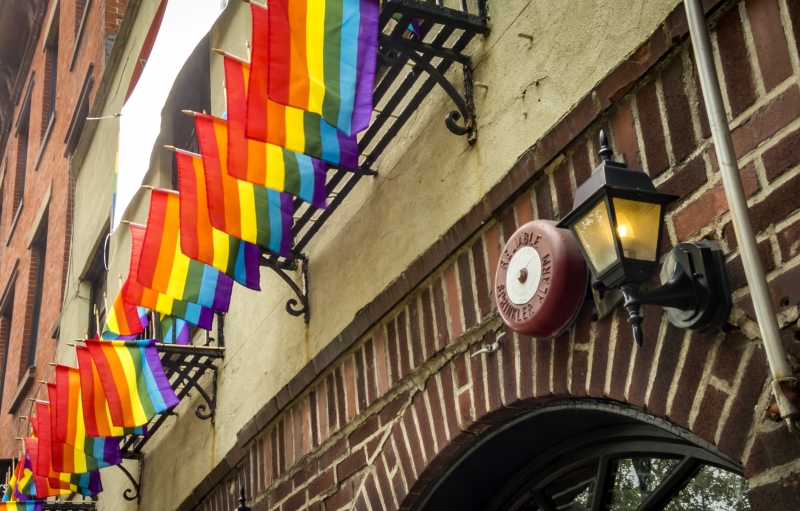 Banderas de arco iris volando sobre el Stonewall Inn en Nueva York