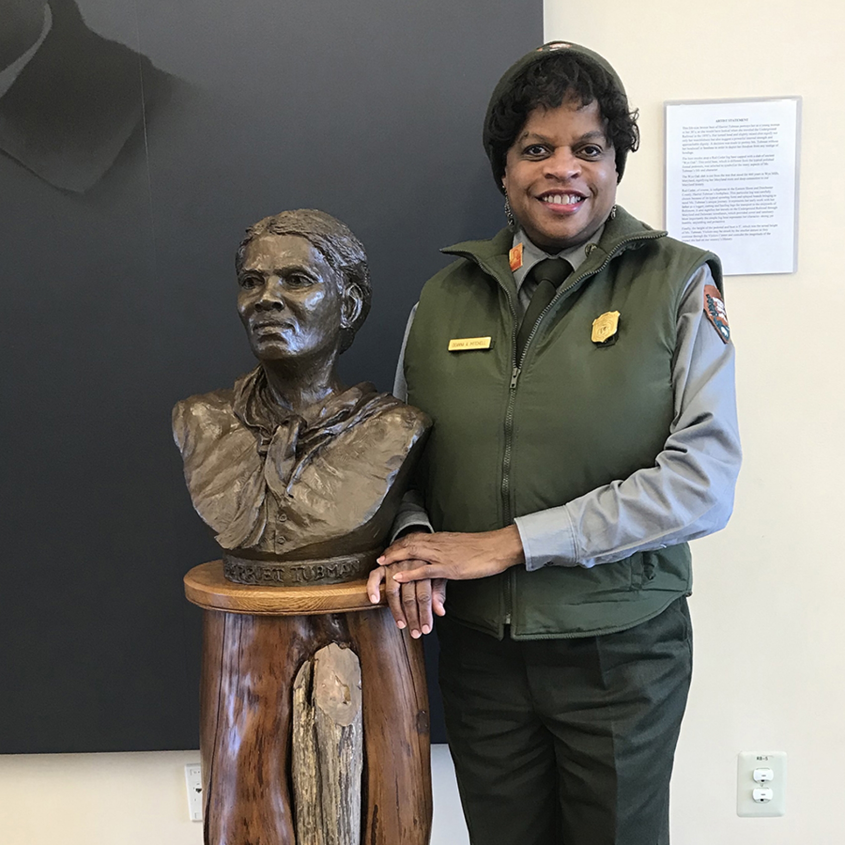 Deanna Mitchell se encuentra junto a un busto de Harriet Tubman dentro del centro de visitantes del parque.