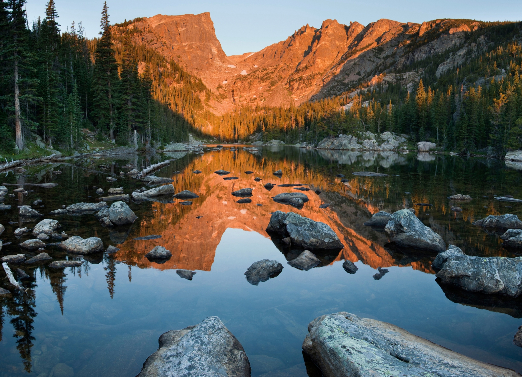 Todavía aguas del lago en Estes Park