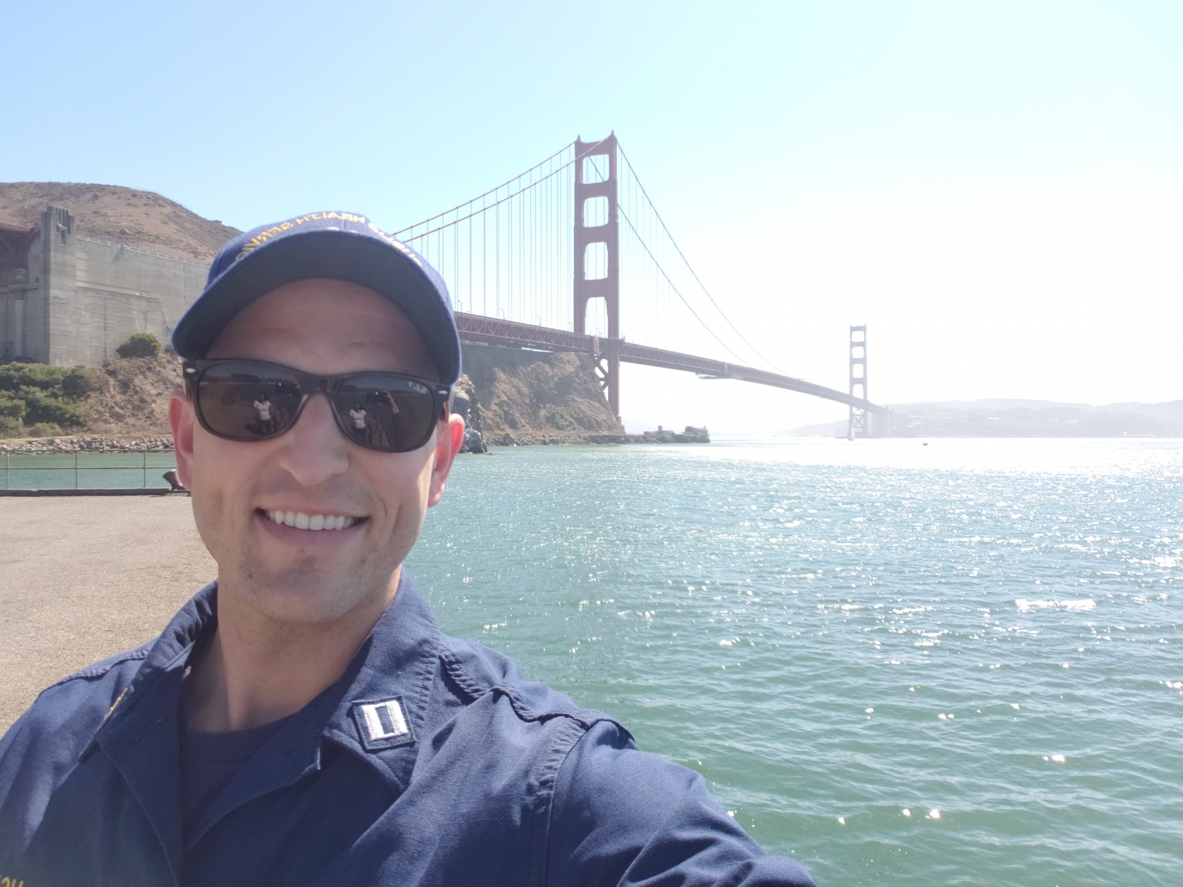 Selfie de LCDR Matt Kozler frente al puente Golden Gate en San Francisco, California