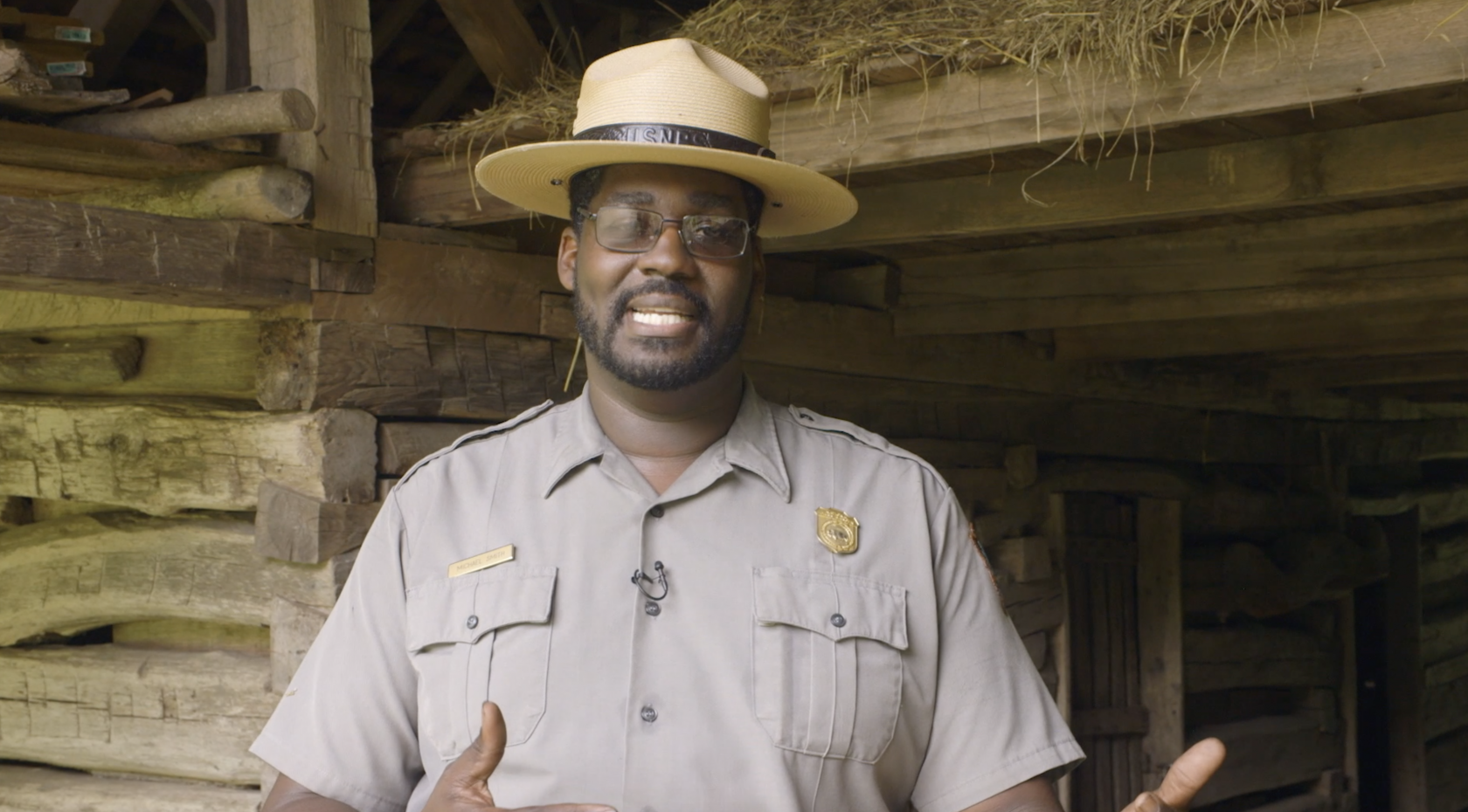 El empleado de NPS, Michael Smith, de uniforme y sonríe a la cámara