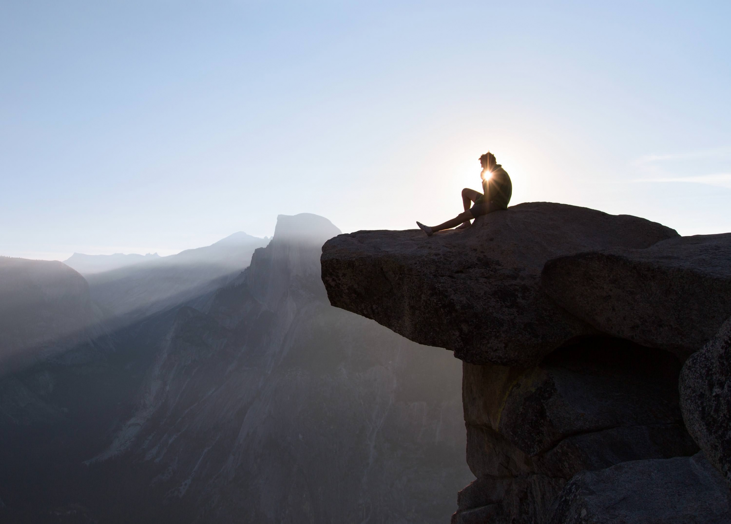 El sol se levanta sobre la media bóveda en el parque nacional de Yosemite