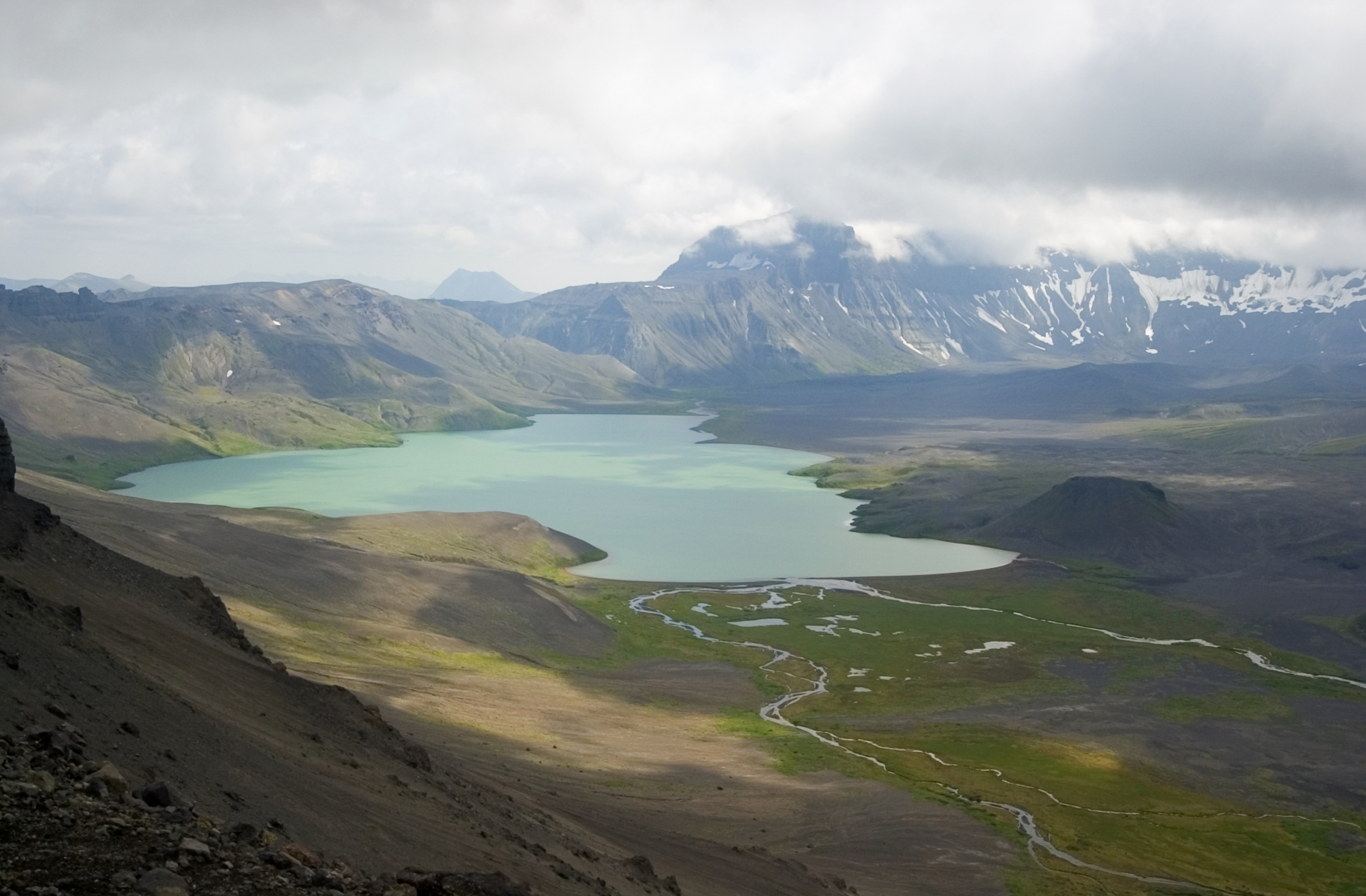 Vista aérea del lago Surprise desde Rim en Aniakchak National Monument & Preserve