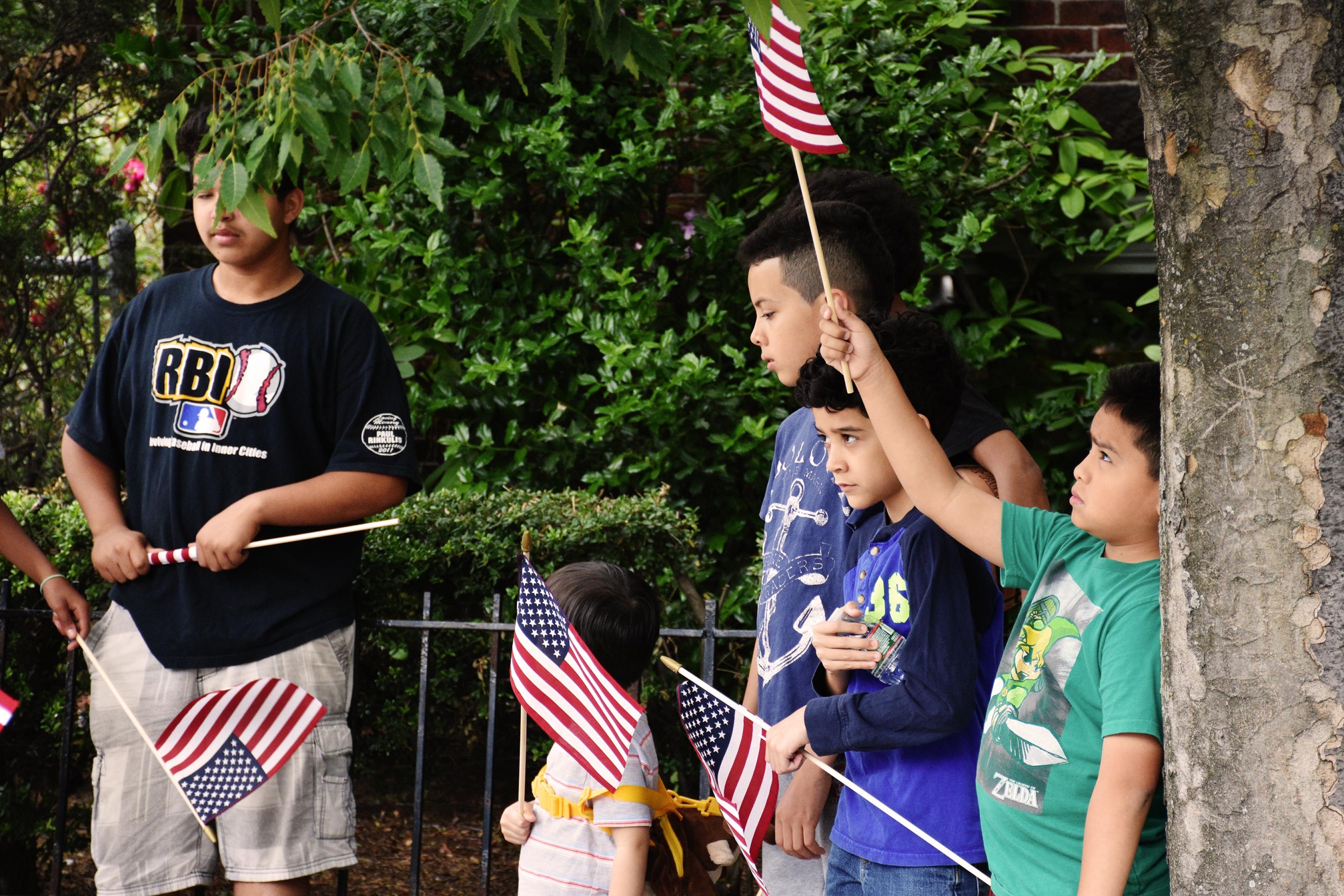 Los niños con banderas en el desfile de Bunker Hill en Boston.