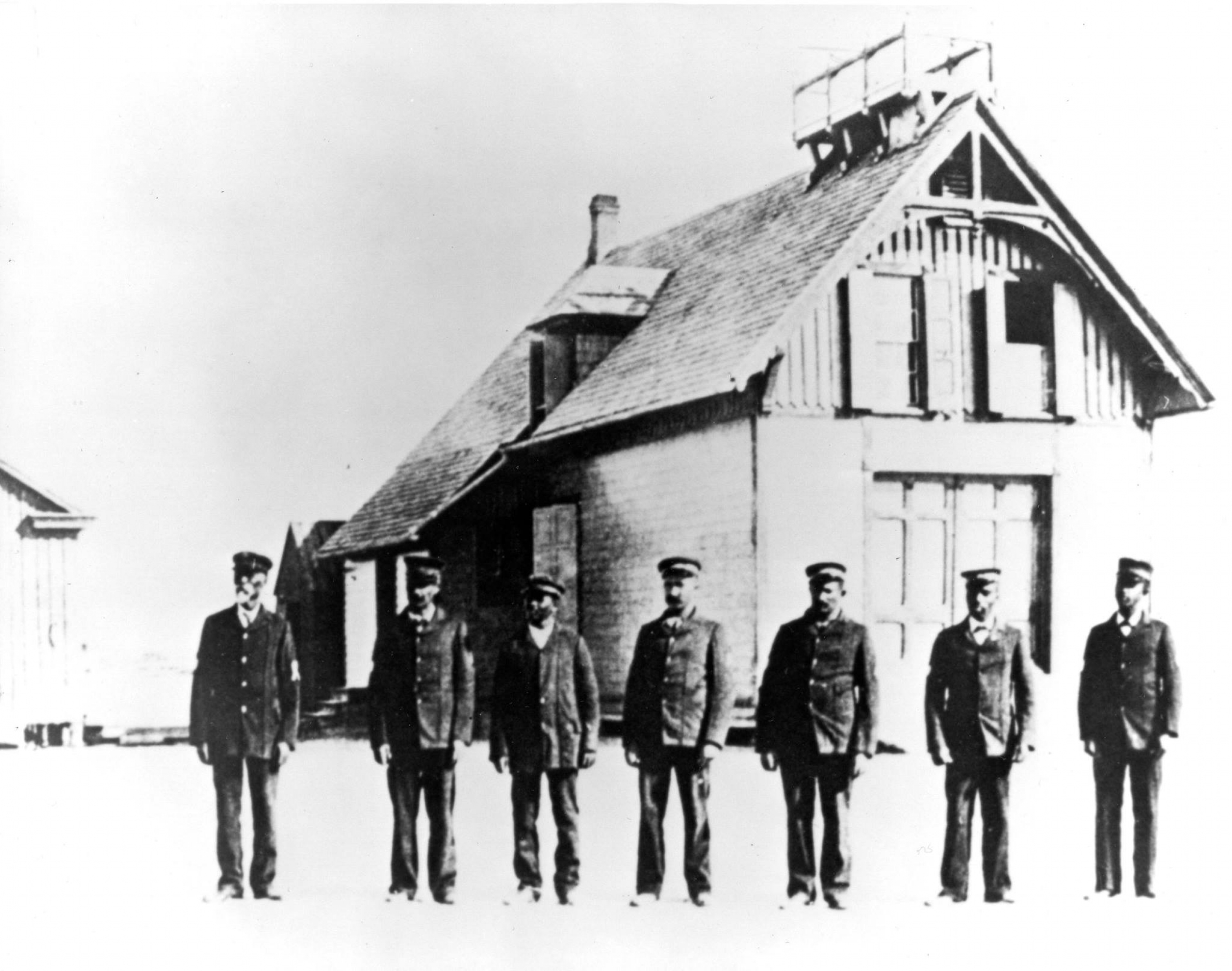 Imagen histórica del capitán Richard Etheridge y su tripulación en Cape Hatteras National Seashore