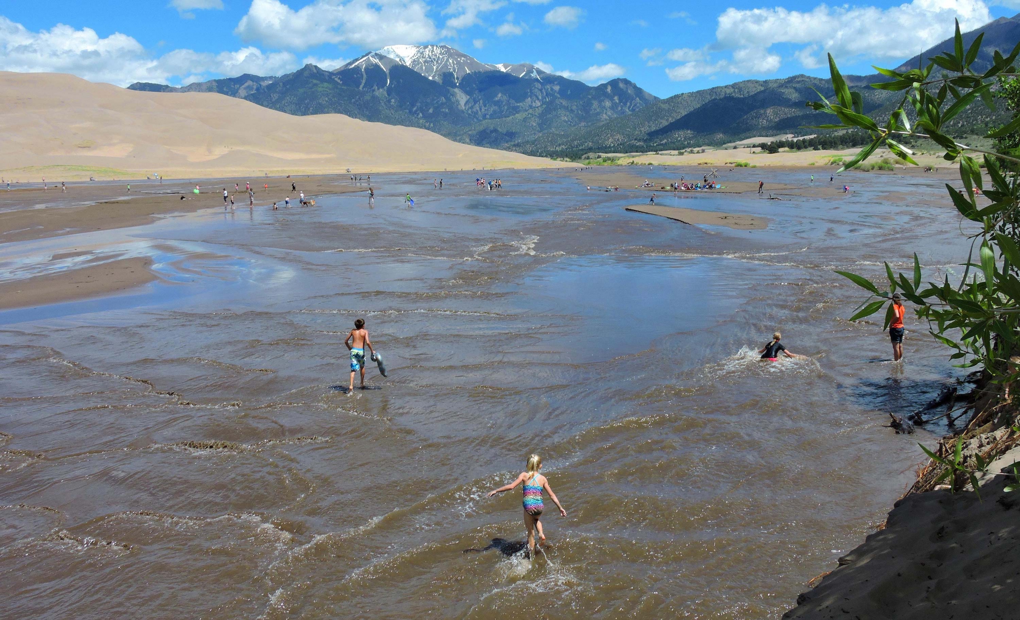Medano Creek es un gran lugar para los niños a nadar en Colorado.