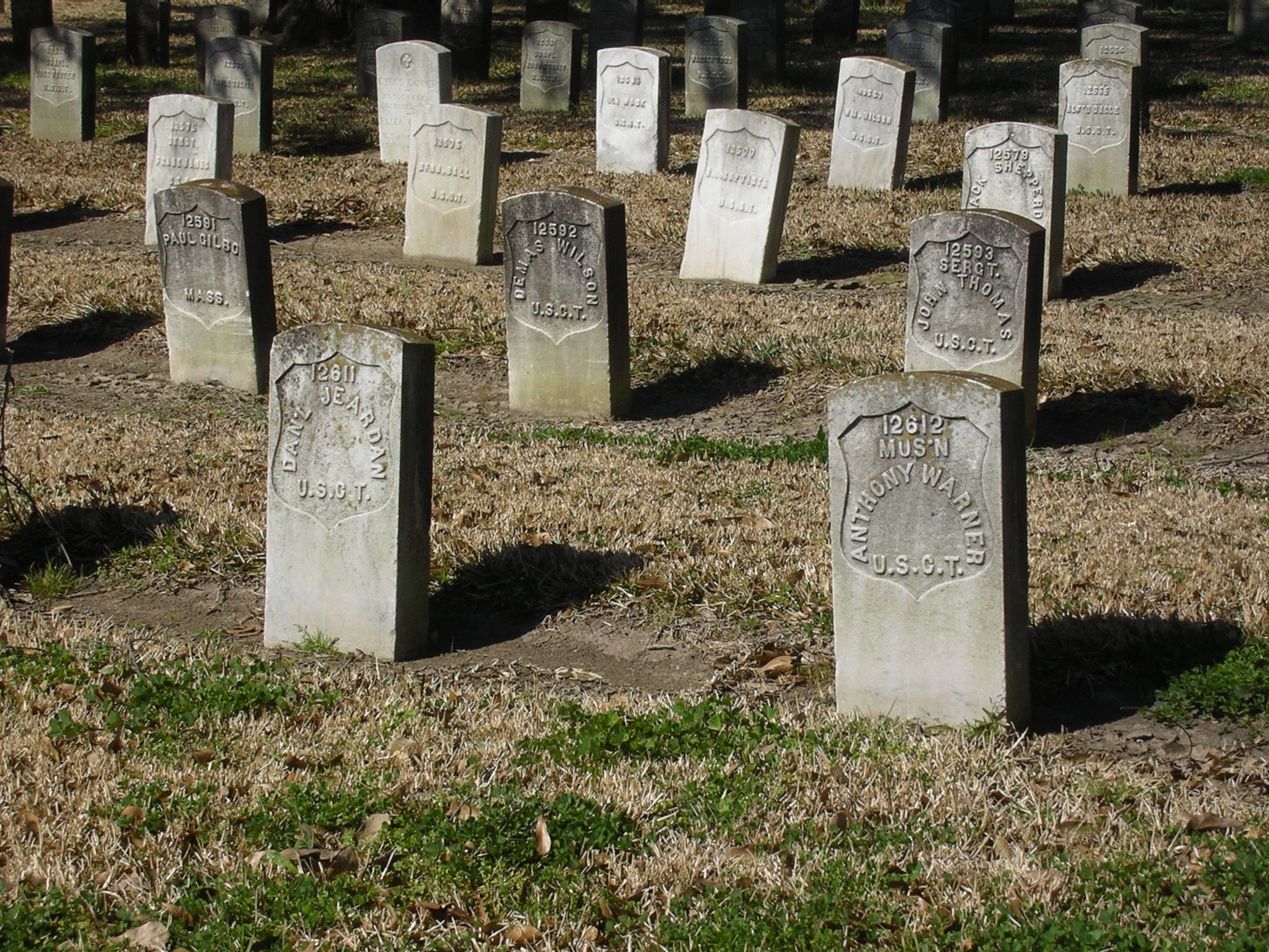 Lápidas en la luz del sol en el Cementerio Nacional de Chalmette en el Parque y Reserva Histórica Nacional Jean Lafitte