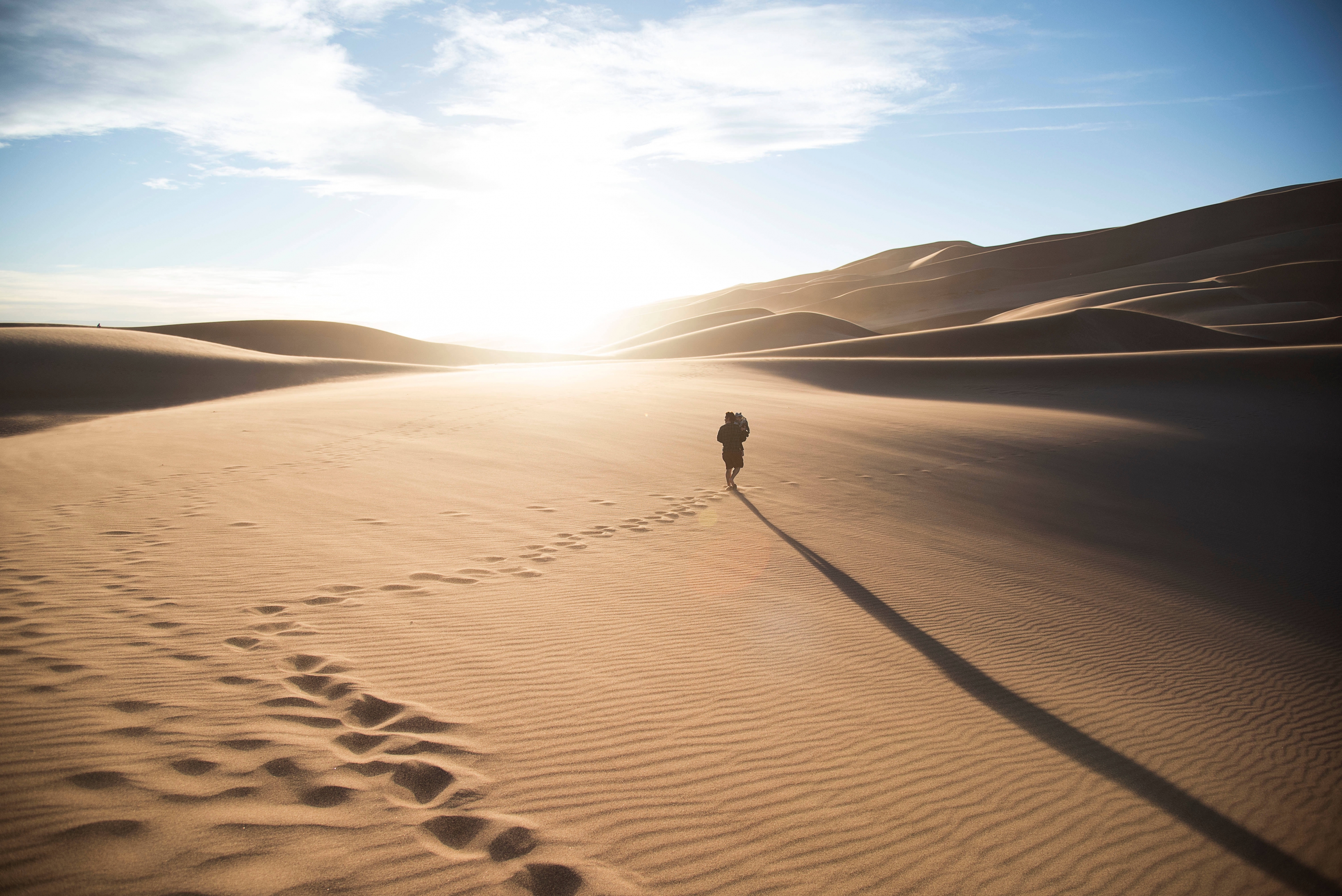 Un excursionista teje su camino a través de la extensión en Grandes dunas de arena en Colorado.