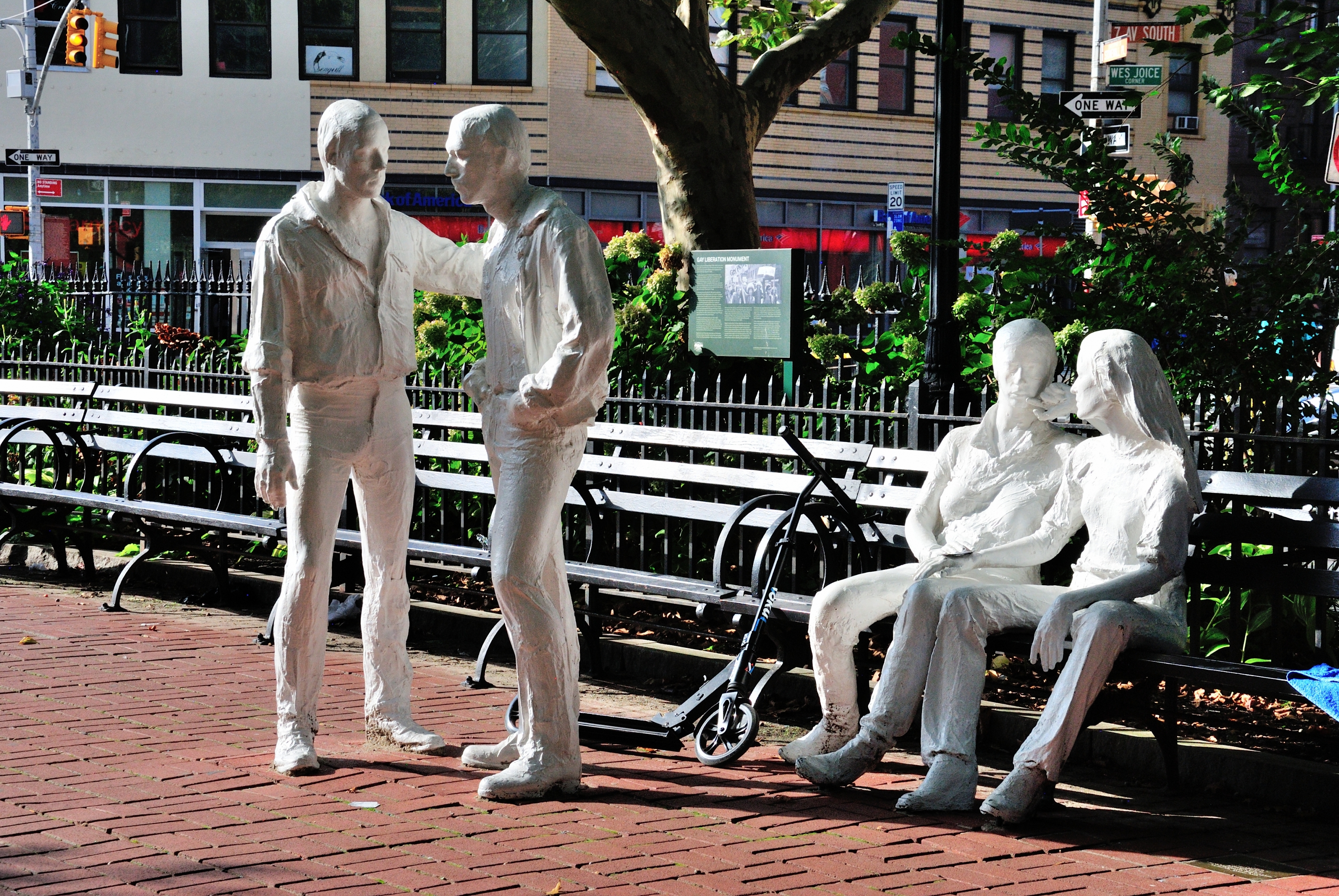 Estatuas en el parque en Stonewall National Monument NYC