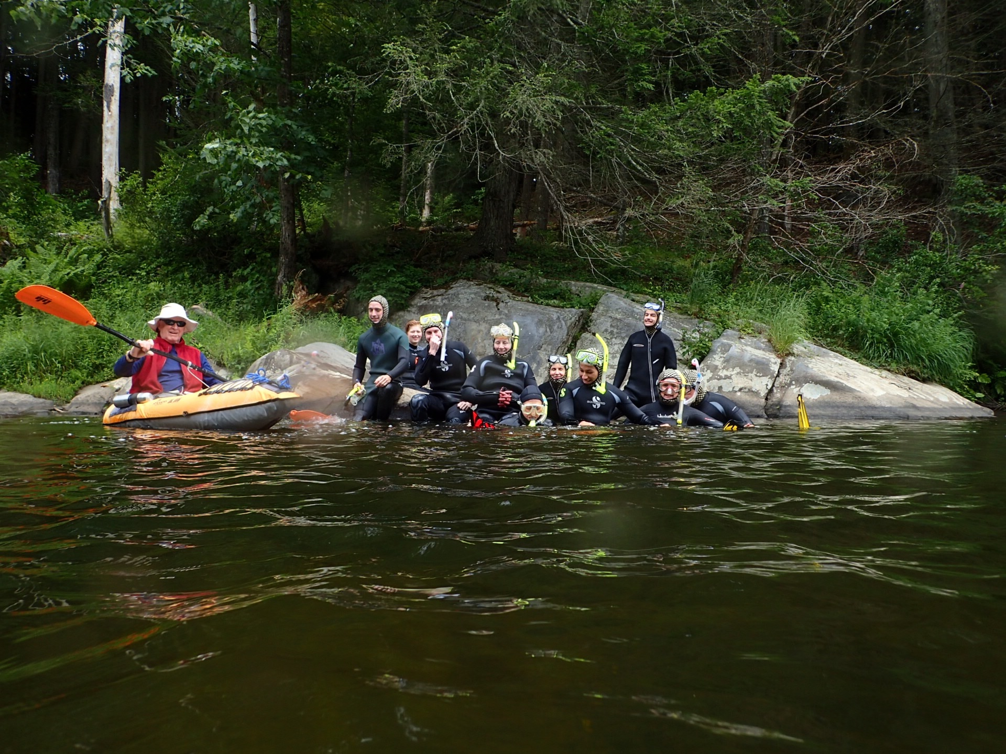 Grupo de buceadores y kayakistas en el salvaje y escénico río Westfield