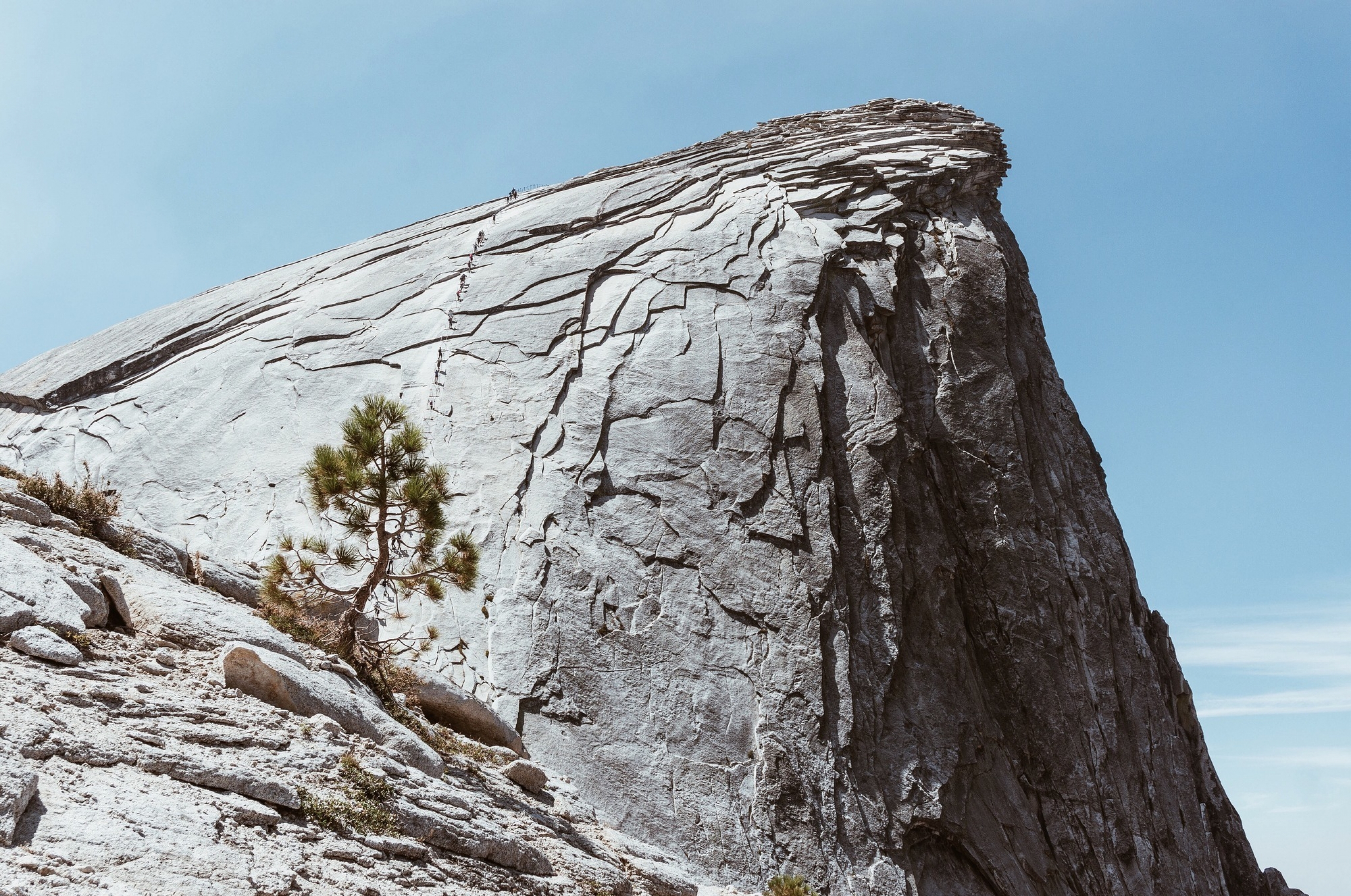 La mitad de pico de la montaña en el parque de Yosemite cúpula
