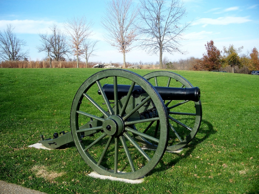 Imagen de cañón sobre la hierba verde en Wilson's Creek Battlefield