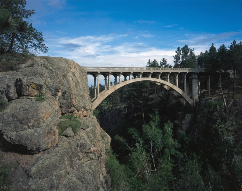 Imagen de la sunny Beaver Creek Bridge en el Parque Nacional Wind Cave