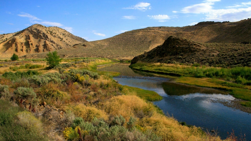 Un río que atraviesa Carlin Canyon a lo largo de la ruta histórica nacional de California en Nevada