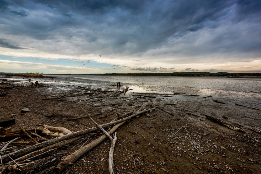 Imagen de Missouri National Recreational River al atardecer con madera a la deriva
