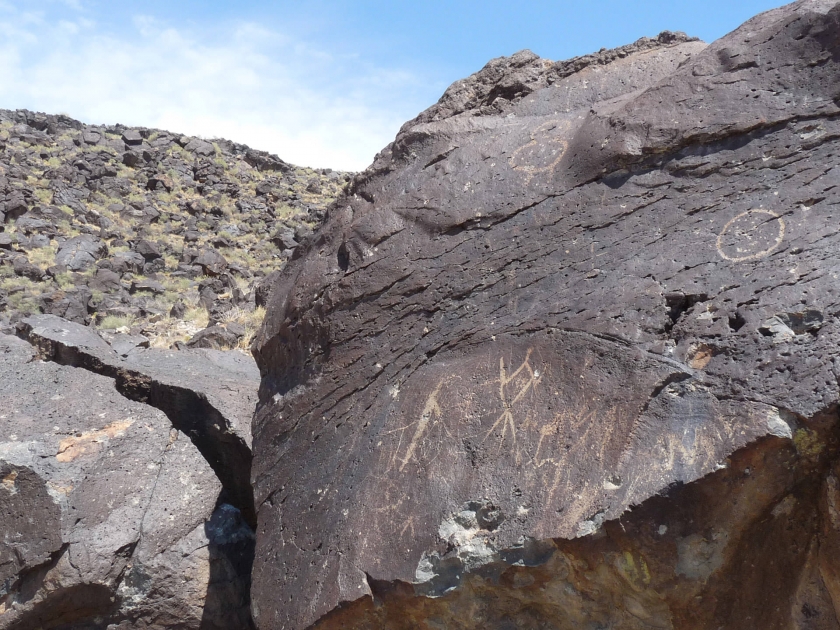 rocas negras con blancas gente del palillo de colores y círculos dibujados hace mucho