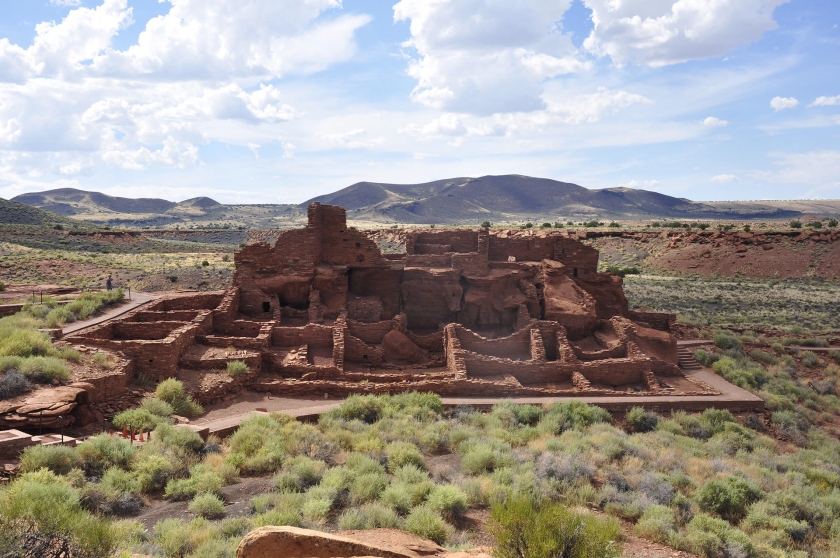 Imagen del monumento nacional de Wupatki ruinas rojo, piedra en paisaje árido desierto